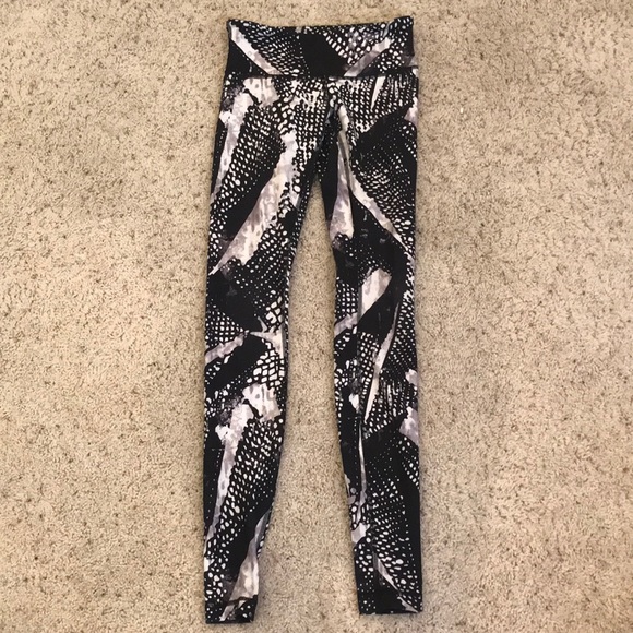 size 2 black/white pattern lululemon leggings $58 - Picture 1 of 3